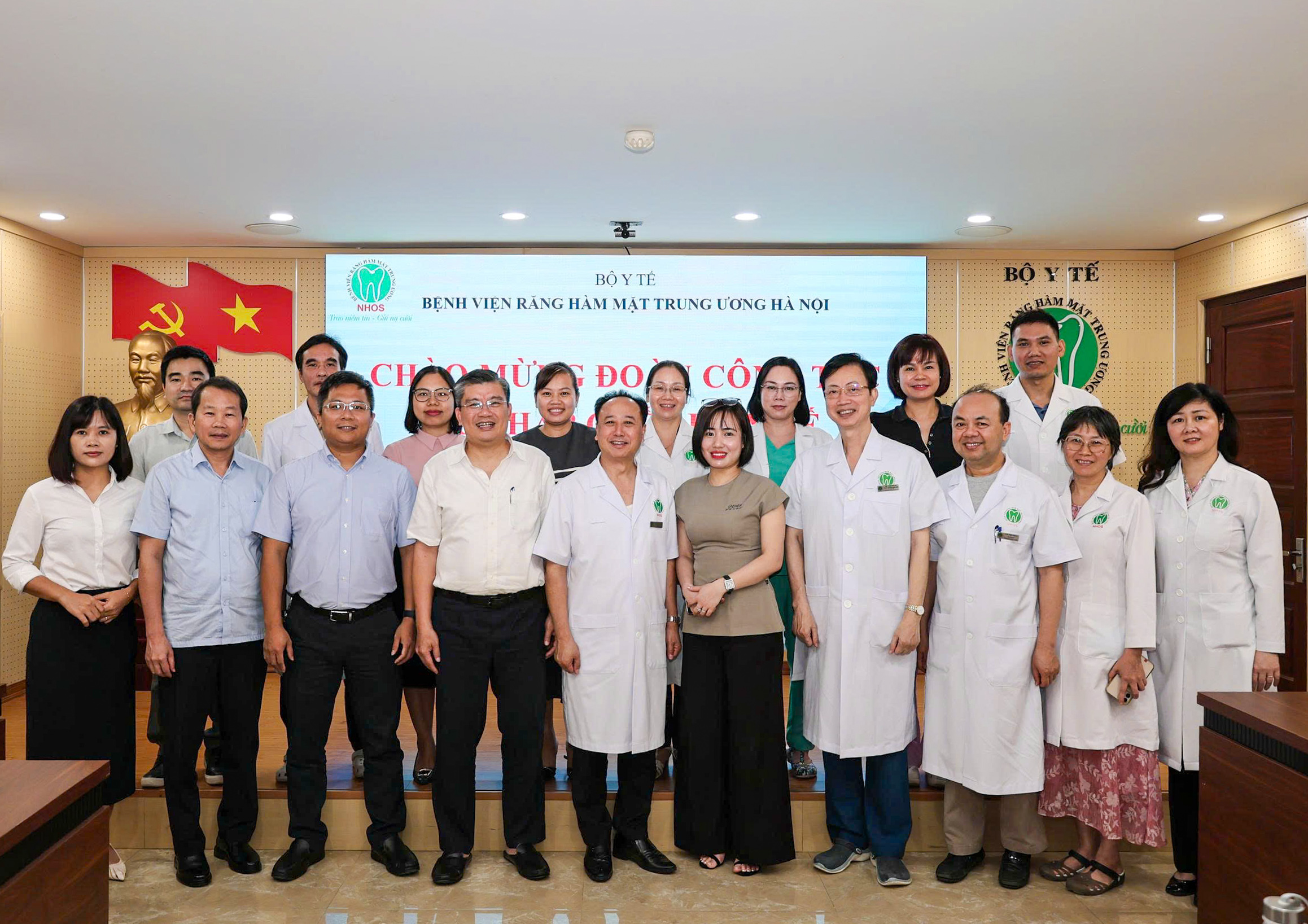 Các đại biểu chụp ảnh kỷ niệm
